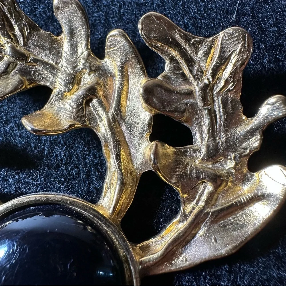 Carol Dauplaise Gold Tone Leaf Brooch with Black Faux Onyx Vintage